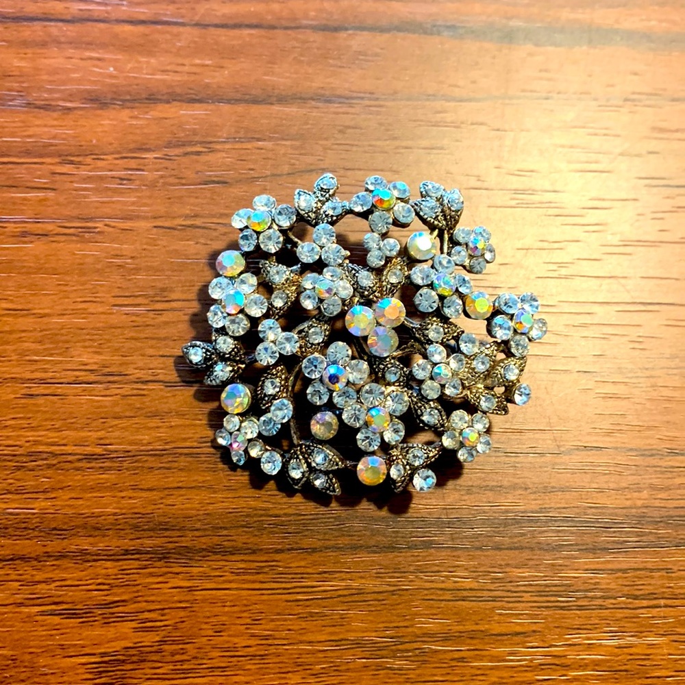 Brooch - silver and sparkle stones with floral detail